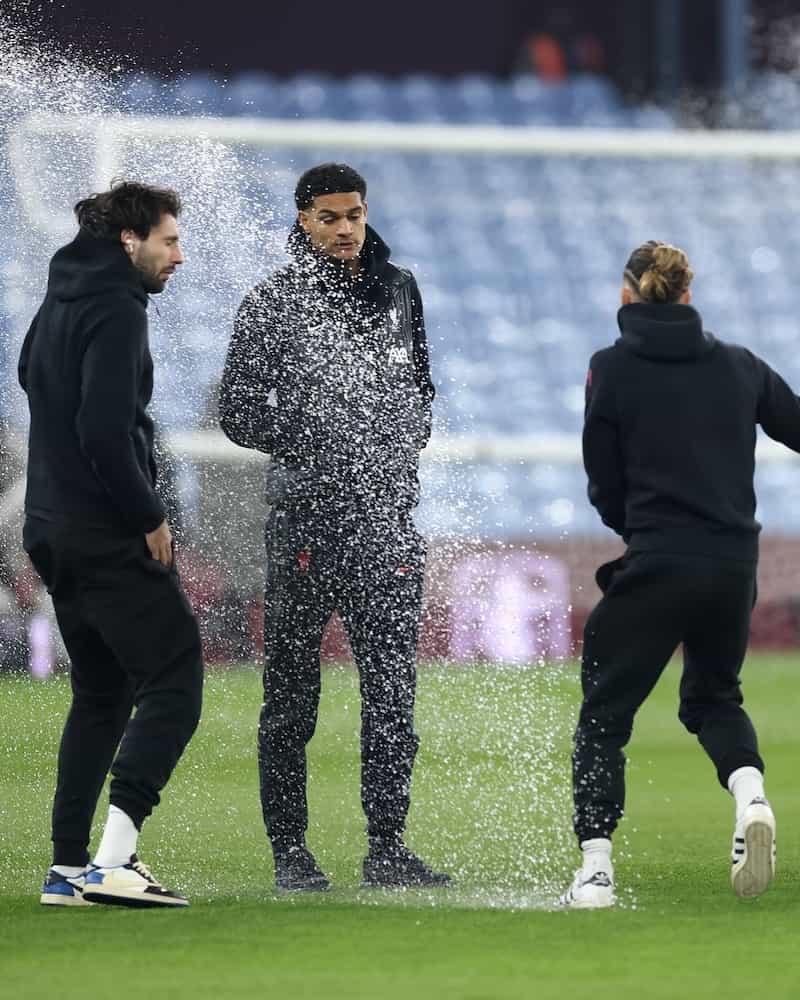 リバプールの選手たちがびしょ濡れに！？不意打ちのスプリンクラー起動で驚愕