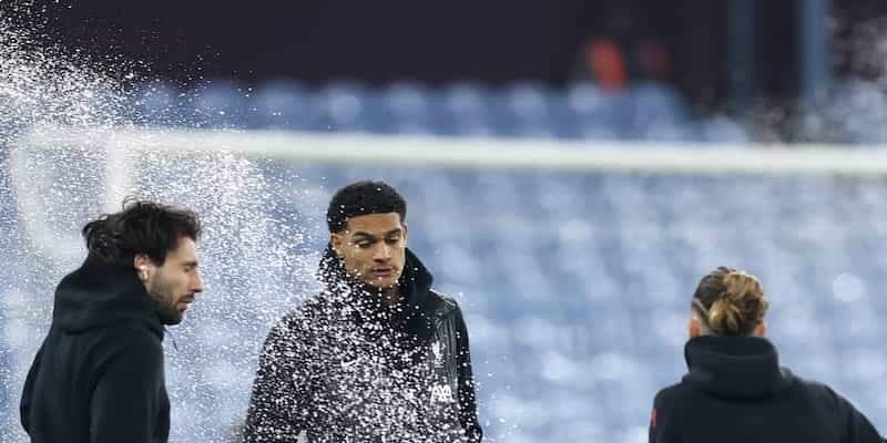 リバプールの選手たちがびしょ濡れに！？不意打ちのスプリンクラー起動で驚愕