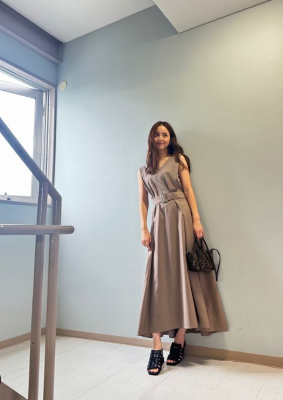 脅威の9頭身!?  2児を子育て中の大人気モデルがオフショットを披露  36歳とは思えない姿にSNS騒然