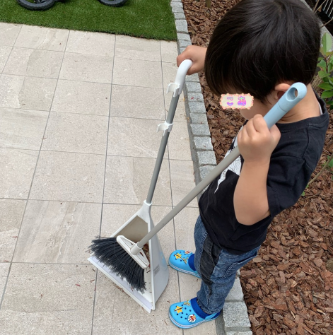 杉浦太陽さんの三男が新居の庭をお掃除✨「成長に感動」