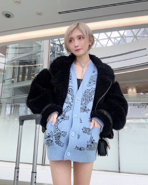 激カワ金髪ギャルアイドル・らな氏、めちゃカワニットからスラリ美脚披露にファン歓喜！