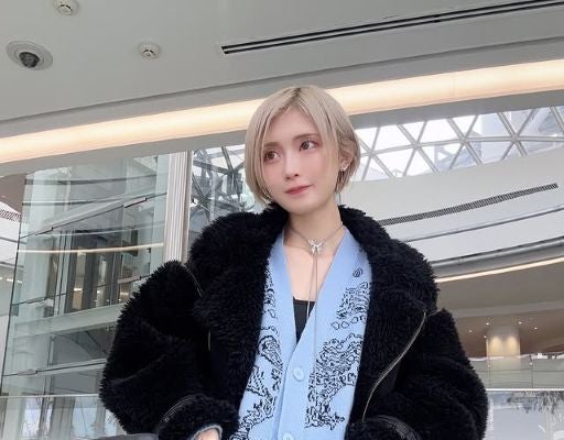 激カワ金髪ギャルアイドル・らな氏、めちゃカワニットからスラリ美脚披露にファン歓喜！