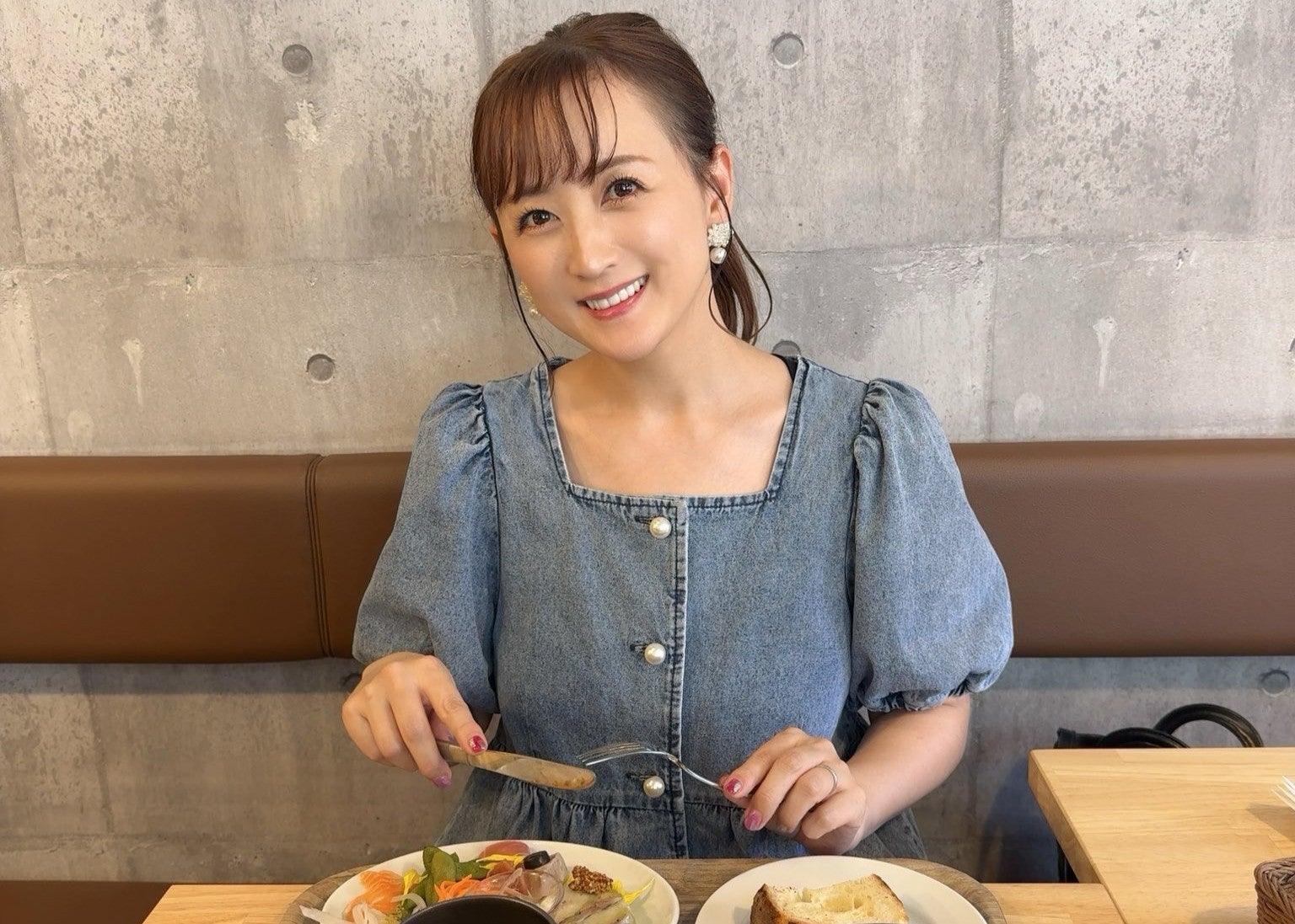 女優・小松彩夏、美味しいランチを満喫！笑顔のグルメショットに注目