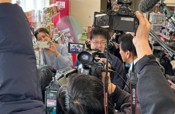 「羽田空港に集まる取材陣か！」かまいたち山内の弟が杉良太郎に会う！