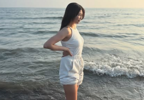 「私の楽しみな夏休み」美女ゴルファー、波打ち際で光り輝く"渚のエンジェル・ショット"を披露！