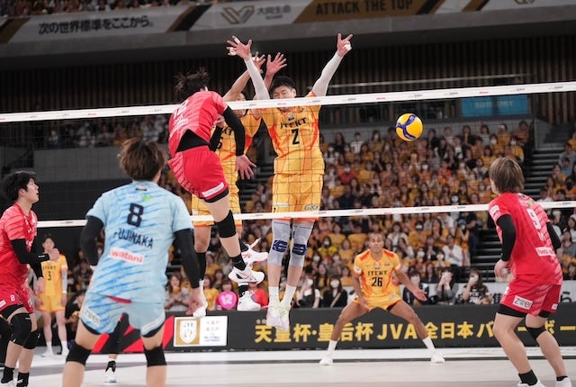 激闘に終止符を“打たせなかった”サントリーサンバーズ大阪のチャレンジに見たチームの強さと「信じる」力。大同生命SVリーグ男子ファイナルGAME1にて