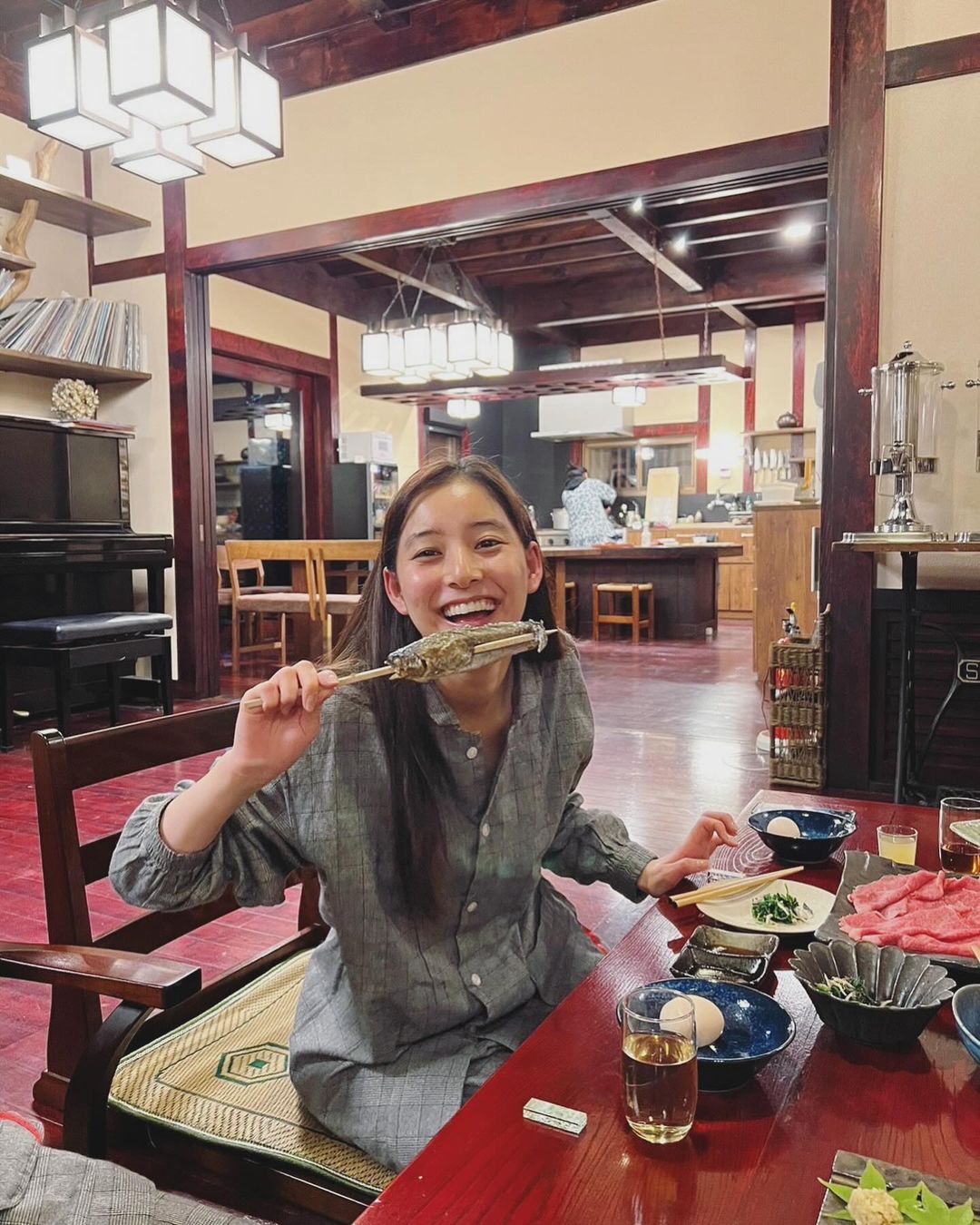 「ご飯目の前にしてキラッキラな目してるのかわ…🤍」新木優子が女子旅のオフショットを公開👀