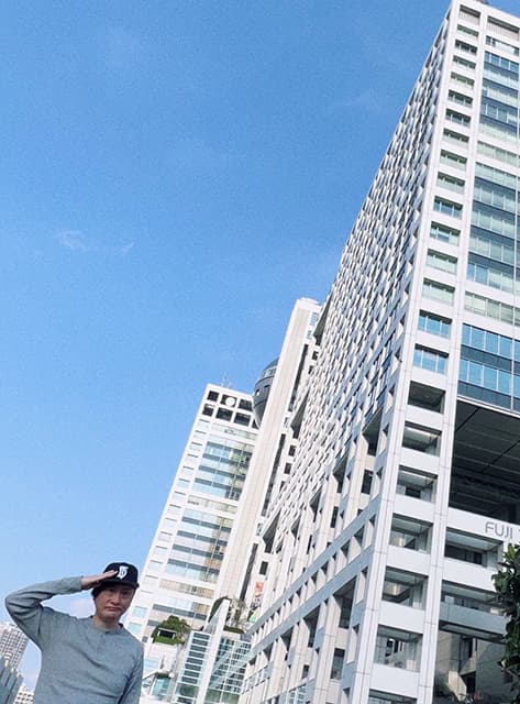 ものまね芸人JP、美しい青空の下、フジテレビ前での”敬礼”オフショットを公開！