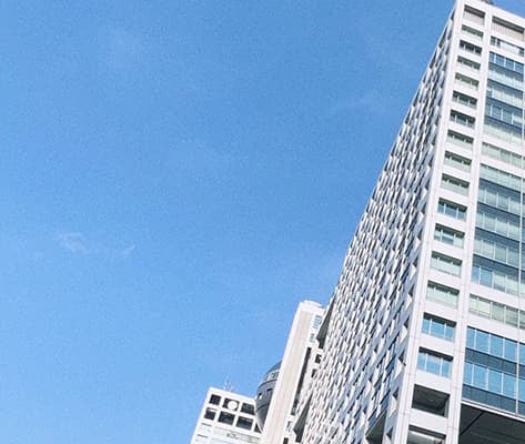 ものまね芸人JP、美しい青空の下、フジテレビ前での”敬礼”オフショットを公開！