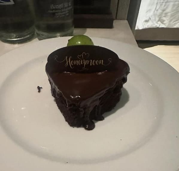 「俺ハネムーンで来てたら大問題なのよ」人気俳優〇〇が仕事で訪れた海外ホテルで起きた笑える誤解とは？