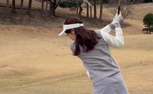 「お花見ゴルフ、可愛さもスイングも満点！」武田奈津美、春コーデで魅せた爽快ショット！