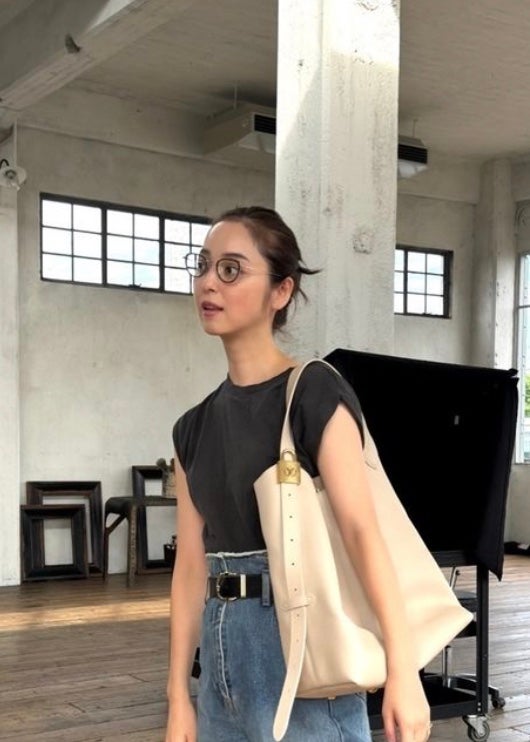 「脚の長さに驚愕」現役モデルの 圧倒的オーラが際立つ私服ショット公開