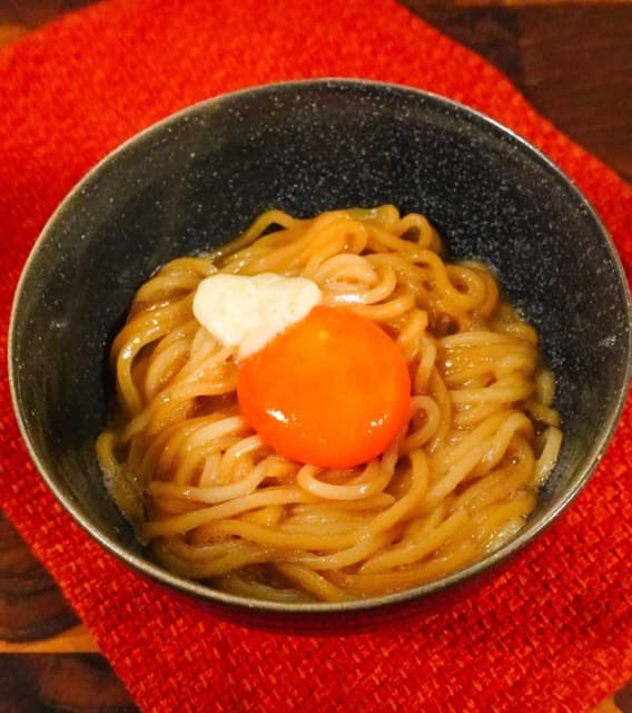 「冷凍うどんはこうやって…」まるみキッチンが簡単ガッツリ”すき焼き風バター釜玉うどん”のレシピを公開