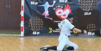 ニッチロー、転倒をごまかして「ストレッチです」 強引すぎる言い訳にファン爆笑！