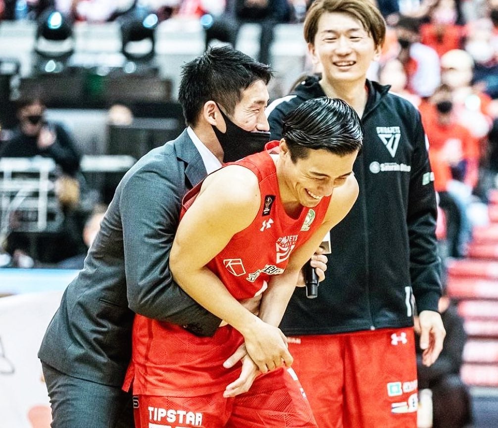 富樫勇樹がチームメイトとパシャリ📸来シーズンの活躍に期待大🔥🔥