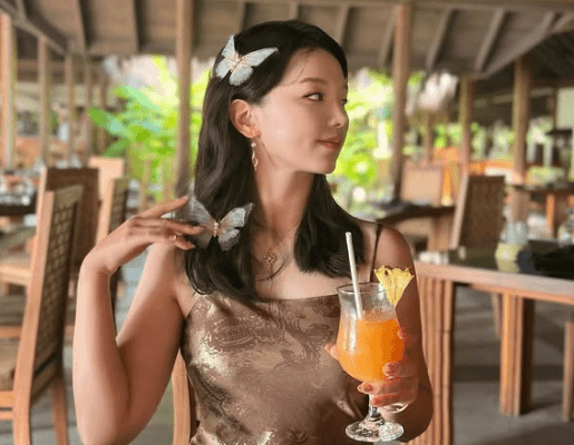 「モデルさんですか？」美女ゴルファー、那覇で見せた”きらびやか・ドレスショット”と幻想的写真にファンときめく！「とても神秘的…」