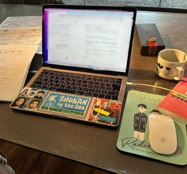 つるの剛士が課題締め切りに向けてレポートをがんばる！