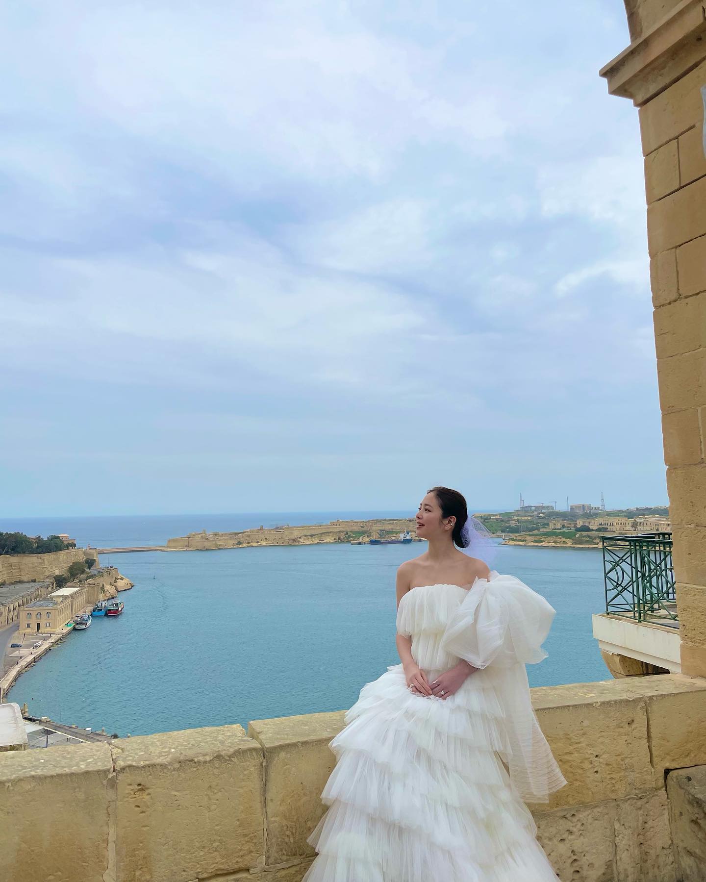 横田真悠が国際結婚！？👰💞🇲🇹透明感溢れるショットに「私が結婚したい😭」