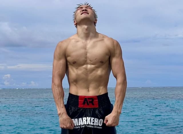 安保瑠輝也、海に試合用パンツ！？