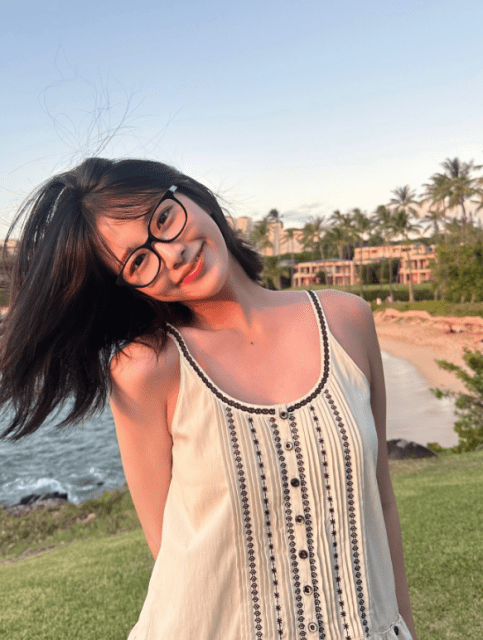 IVE・ユジン「夕陽を浴びて笑顔」でパシャ！ファンメロメロ