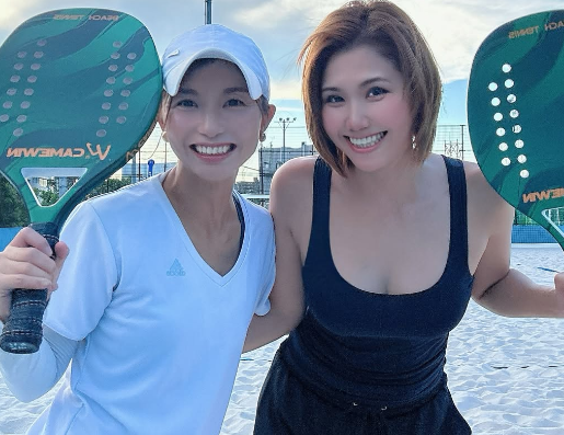 「スタイル抜群」ビーチテニス美女、コートで魅せた