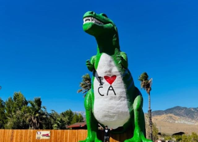 要潤が世界一大きな恐竜とパシャリ「世界一なのか。。な？」