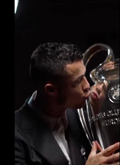 C・ロナウド 「Best friend forever」とキス披露！