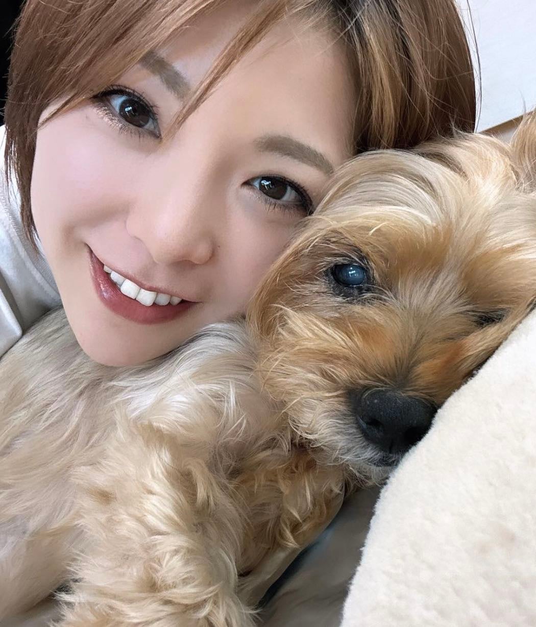 小川麻琴が愛犬とのツーショットを公開