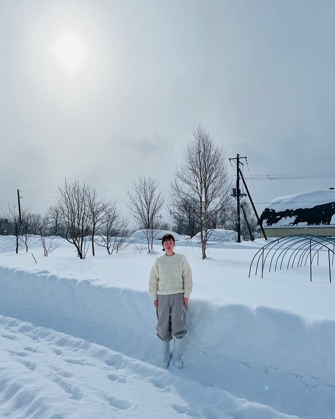 「寒くない！？」あの大人気女優が雪の中最新オフショット公開！