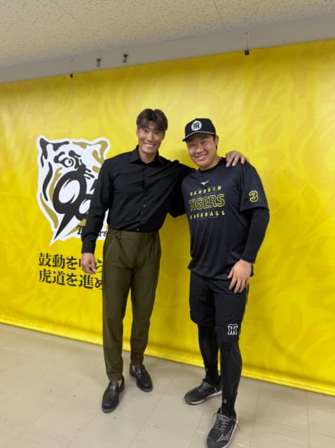 「ゆうすけスマイル」元プロ野球・糸井嘉男が大山悠輔と肩を組んでツーショットを披露。