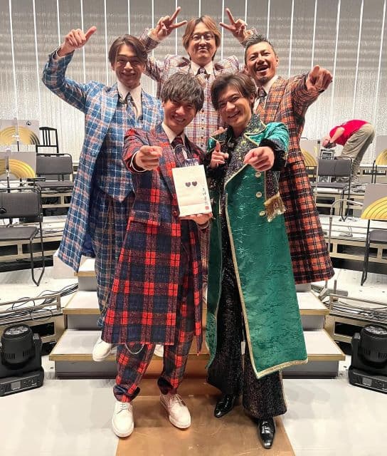 「右端に…」純烈・酒井一圭、歌手・新浜レオンの紅白出場をメンバーとともにユーモアたっぷりに祝う！