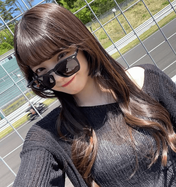 「ギラギラ眩しい、太陽だよ」人気レースクイーン、スポーツランドで魅せたウォーキングムービーが”眩しすぎる”と話題に「色白で可愛い」