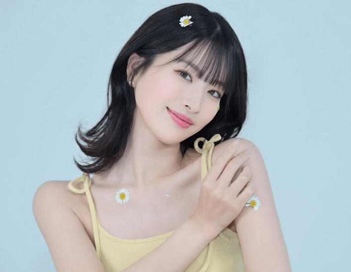 「あなたはとても美しい」人気レースクイーン、微笑みの”フラワー・ヴィーナスショット”を披露！ファンドキドキ状態