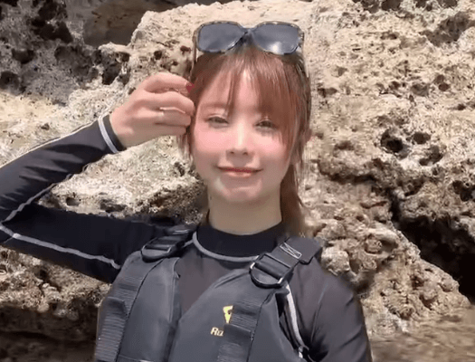 「海が似合いますね」人気モデル、マリンスポーツに夢中！？ウエットスーツ姿で魅せた仕草が可愛すぎと動画にファンうっとり「ハートポーズ可愛い」