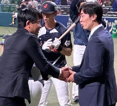 「熱男」こと松田宣浩　侍ジャパン強化試合のスタジオコメンテーター！井端監督や和田毅とのショットも