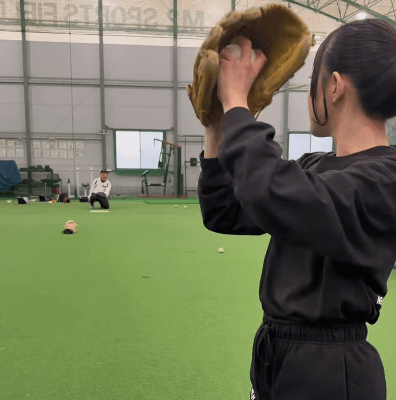 「あんなん絶対打てないやん！」野球美女、変化球修行中の”魔球”にファン仰天！「えぐすぎww」