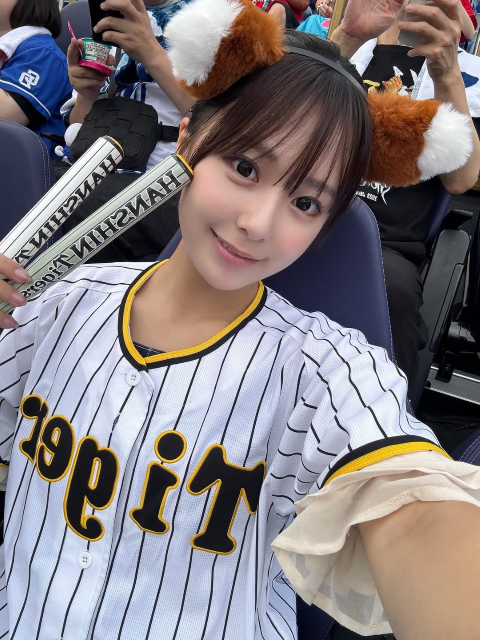 生粋の"虎党"激カワモデル、念願のオールスターゲームでトラユニ姿の可愛すぎる応援ショット公開！
