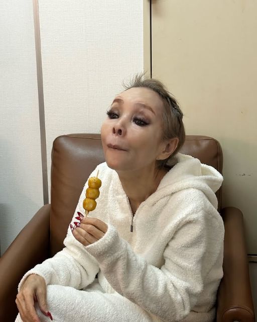 「みたらし団子うめぇー」研ナオコ、楽屋のおやつショットが面白可愛すぎてファンも笑顔！