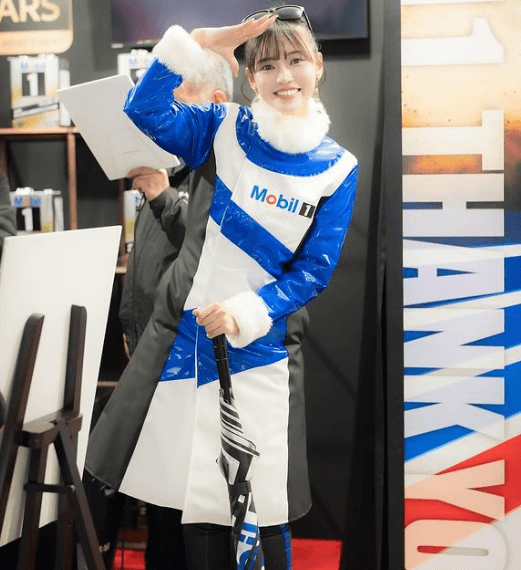 「美女に敬礼！」あのmobil1レーシングサポーターガール、ラリージャパンブースの美ショット披露で反響続々
