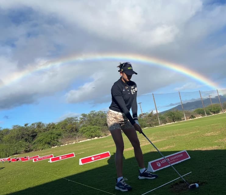 プロゴルファー原英莉花　ハワイの大会で虹をバックにプレー「ハワイは毎日虹」