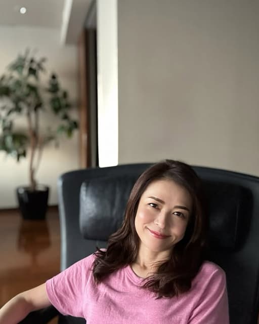 横山めぐみ、ゴムの木と一緒にリラックスモードの笑顔を公開！美しすぎるとファン絶賛！