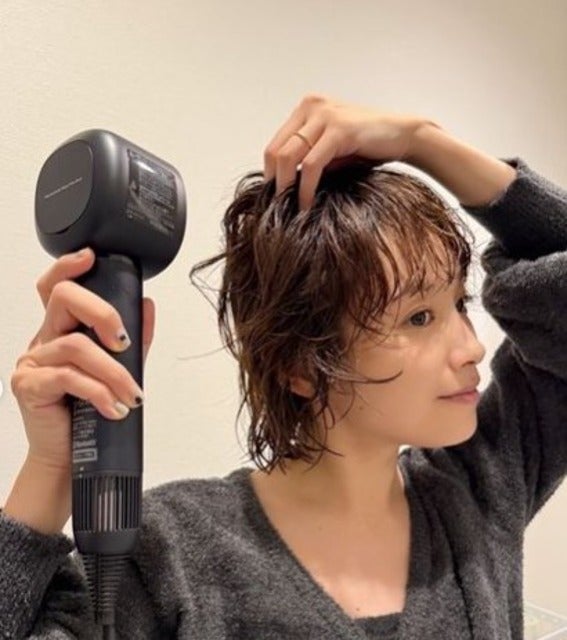 高橋愛が新発売の〇〇ドライヤーを使ってツヤのある「美髪」に！