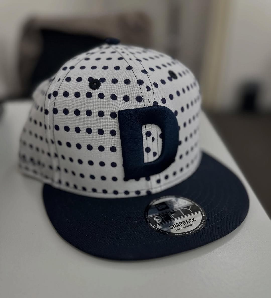 「隠れミッキー‼」人気芸人〇〇が投稿した激レアキャップに注目集まる