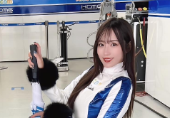 「正義の味方みたい！」霧島聖子、SUPER FORMULA現地ショットにファン大興奮！