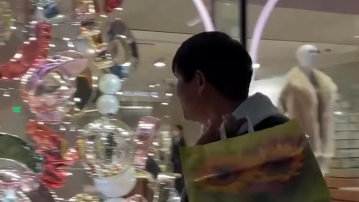 川崎憲次郎、表参道のクリスマスイルミネーションを満喫！「トキハの紙袋」にファン大ウケ