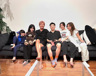 有名タレント ”家族全員集合”の美男美女ショットが大反響「2年ぶりだあ！！！」