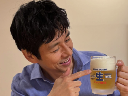 西島秀俊、名前入りジョッキを披露「賢人くん、ありがとう」