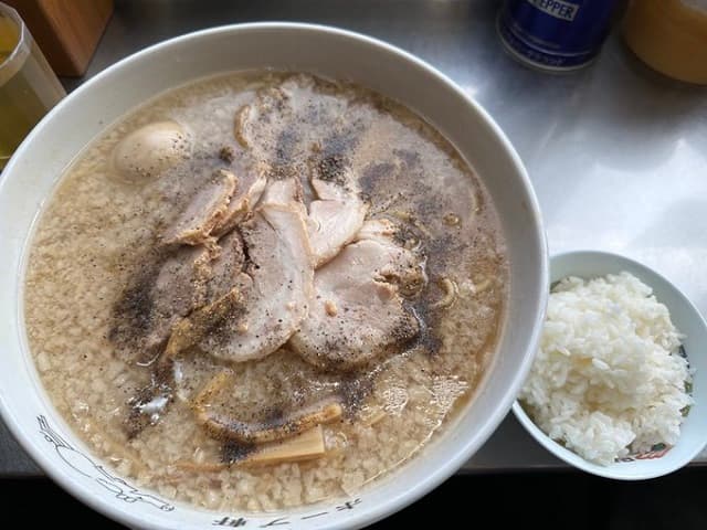 大盛りへの感情が強すぎる!?レインボー・ジャンボたかおが大ボリュームなラーメンを投稿