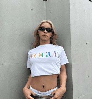 超人気Youtuberの大胆お腹出しショット「へそピかわいい〜」