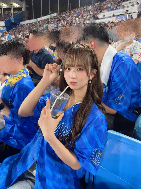 「勝利の女神」「可愛すぎる」野球初観戦の激カワタレント、ユニ姿の球場ショットにファンメロメロ！